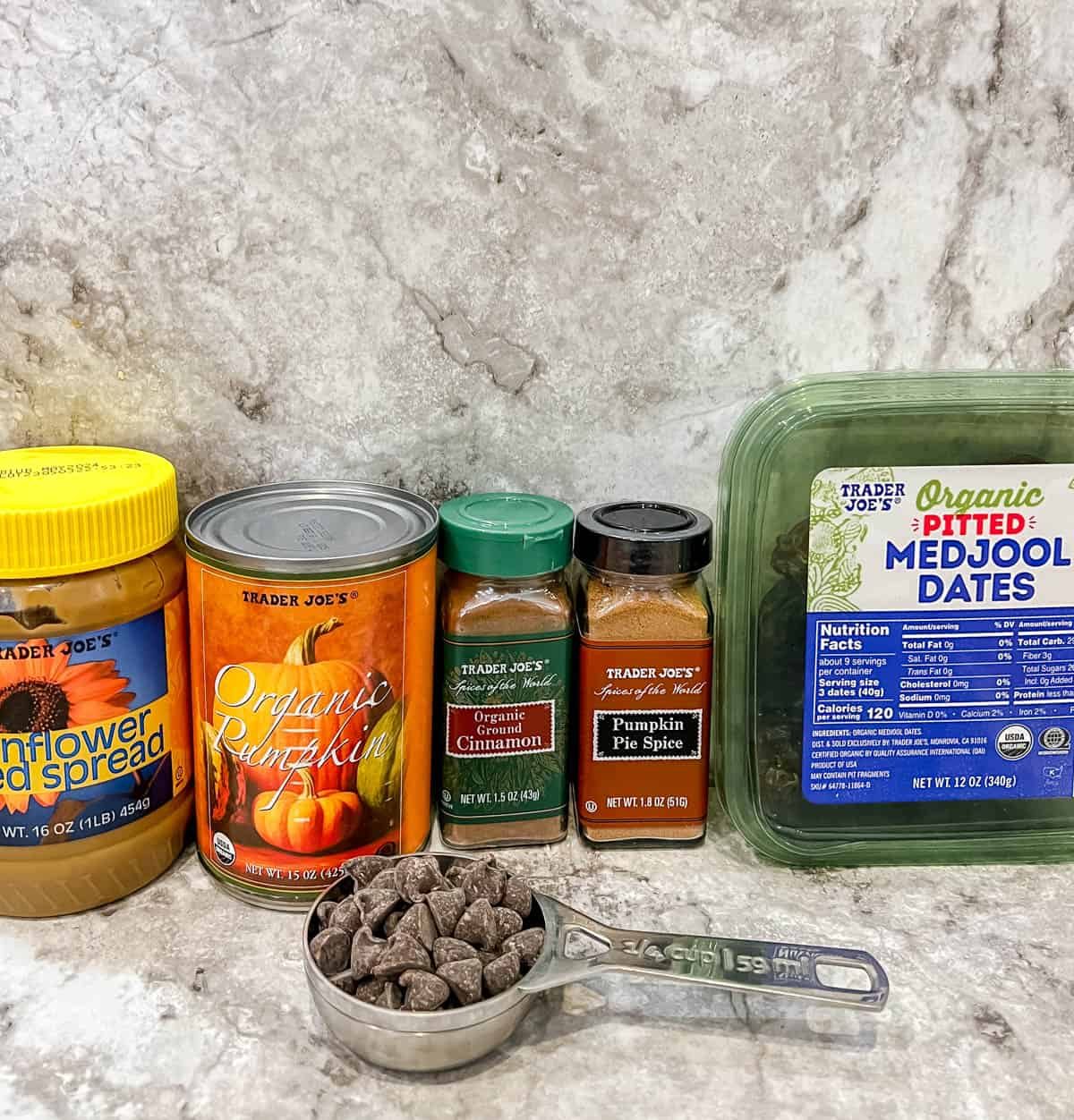 Ingredients needed to make pumpkin stuffed dates.