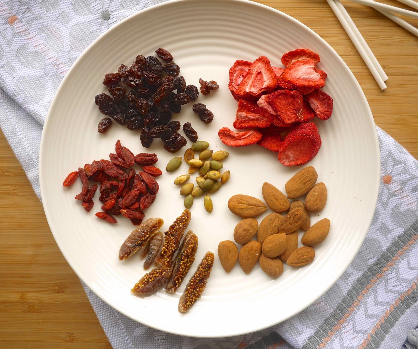 Ingredients needed to make chocolate lollipops.