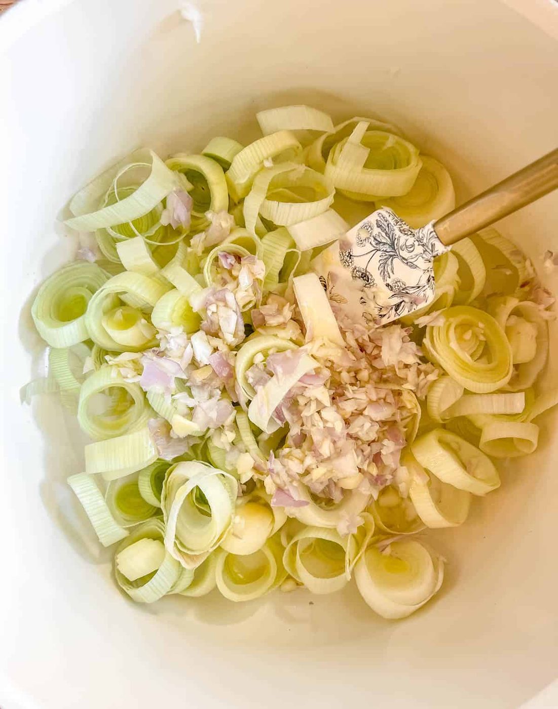 Leeks, garlic and shallots in a pan.