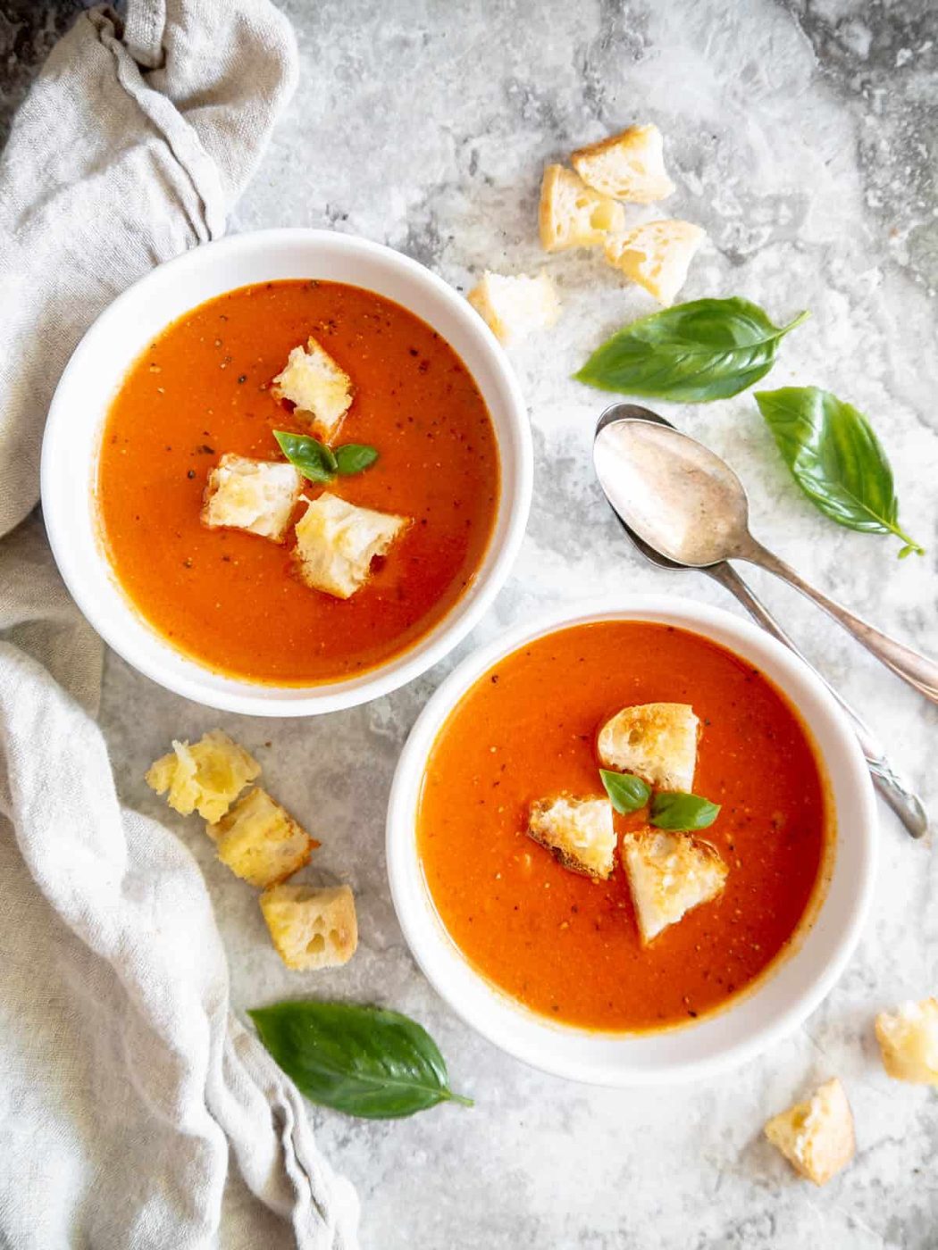 Fast and simple tomato soup in two bowls.