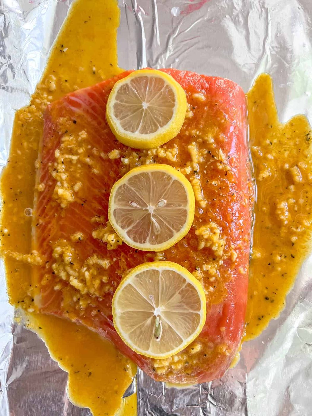 Lemon slices added to turmeric salmon sauce.